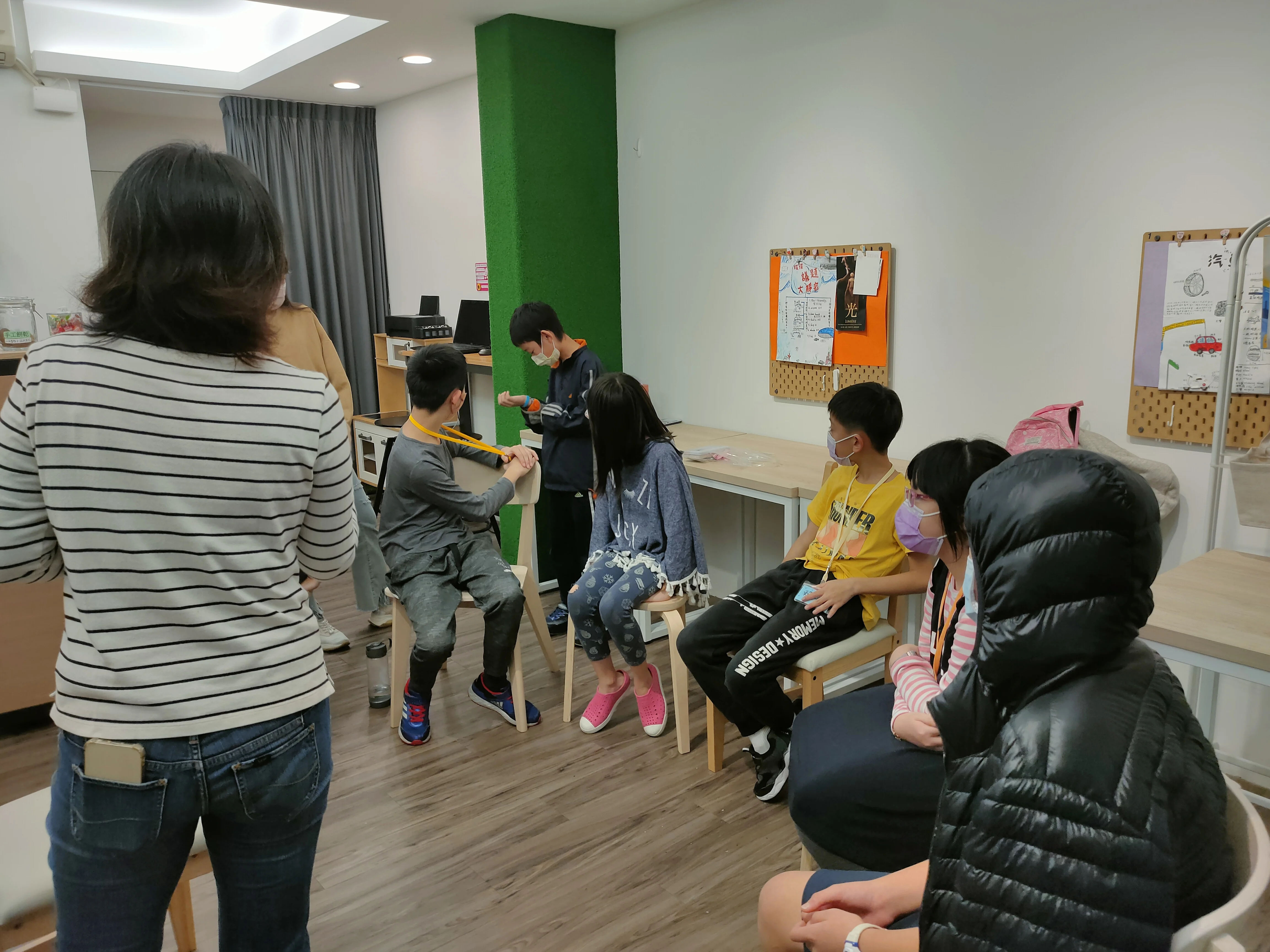 Emily 吳黛菁帶領兒童哲學討論，孩子圍坐分享