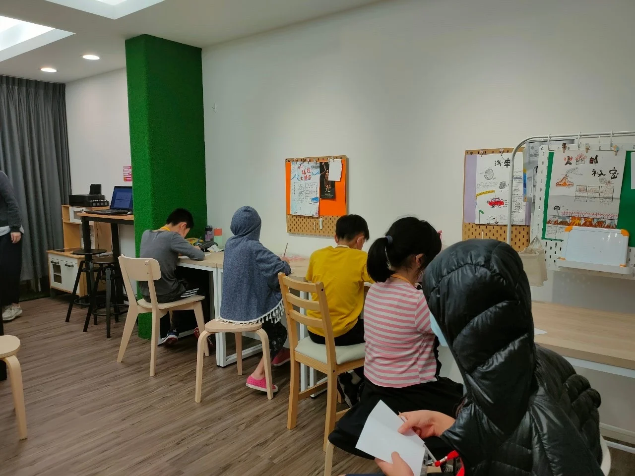 孩子在兒童哲學課中書寫創作（背影）
